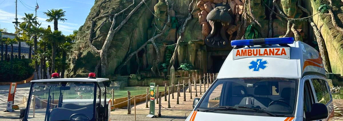 Ambulanza nel parco Gardaland pronta ad intervenire per la sicurezza sanitaria dei visitatori.